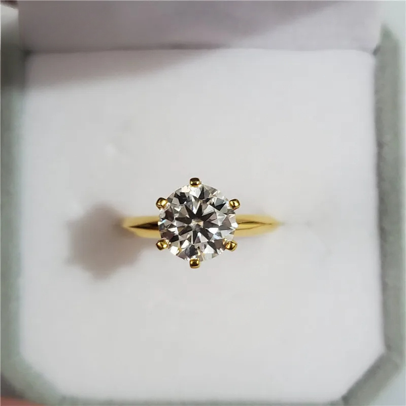 Stylish White Moissanite Six-Clawed Golden Ring